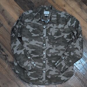Universal Thread Green Camouflage Camden Shirt